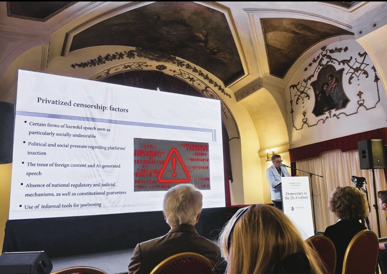 Joan Barata Warns of ‘Privatised Censorship’ at Democracy Symposium in Prague